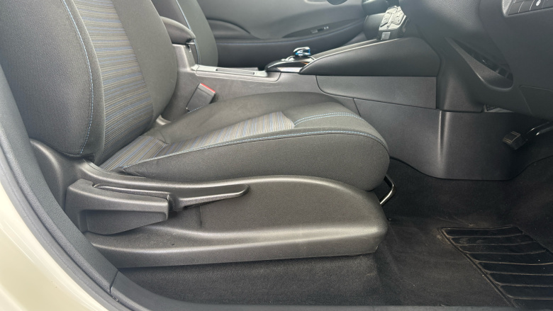 Nissan LEAF 110kW N-Connecta 39kWh 5dr Auto Electric Hatchback